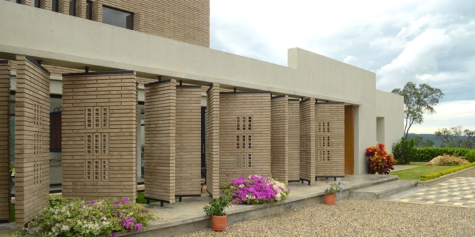 Proyecto Bencardino — porche con columnas en ladrillo, AMAD Architectural Design