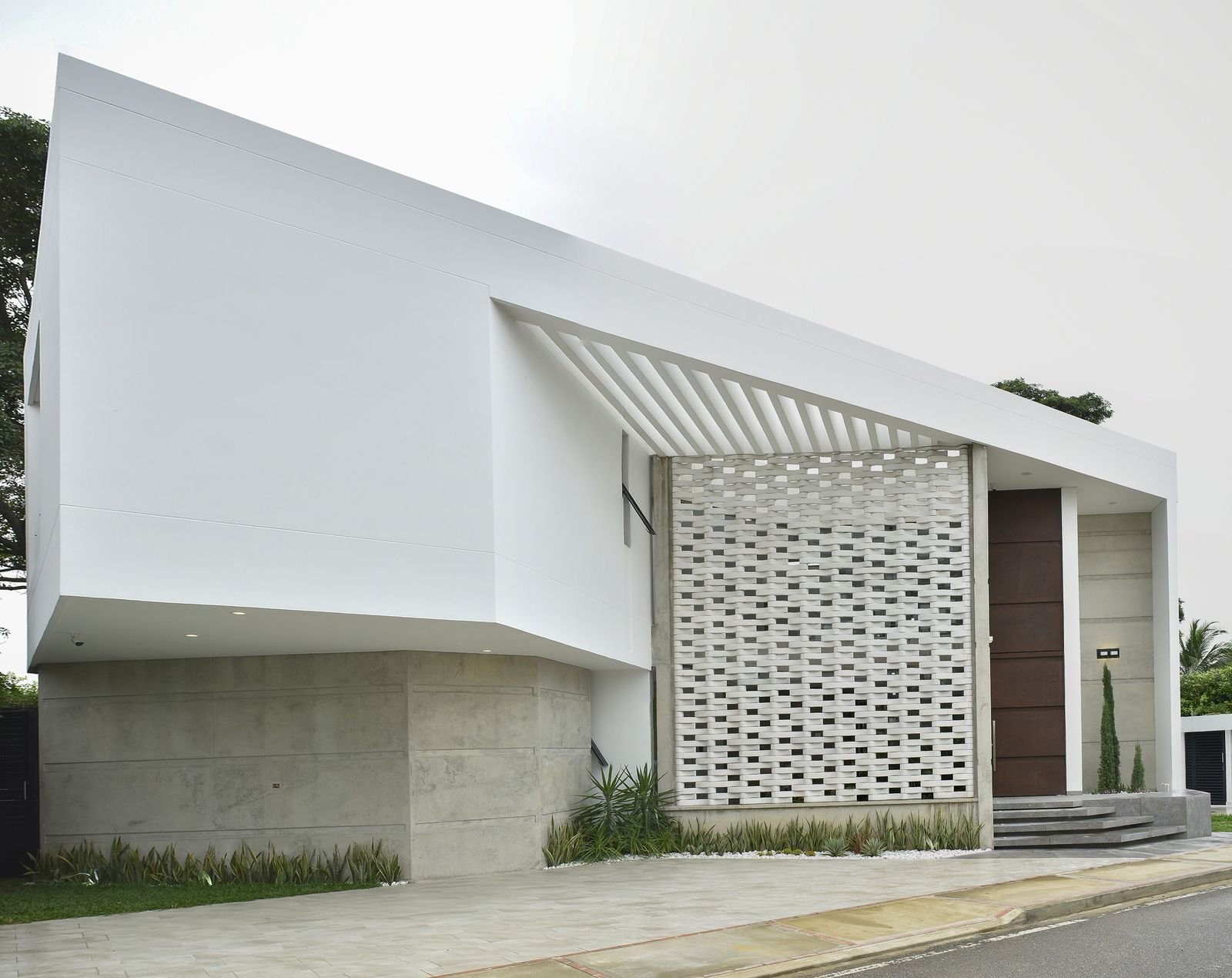 Proyecto Celosía — fachada blanca con muro perforado, AMAD Architectural Design