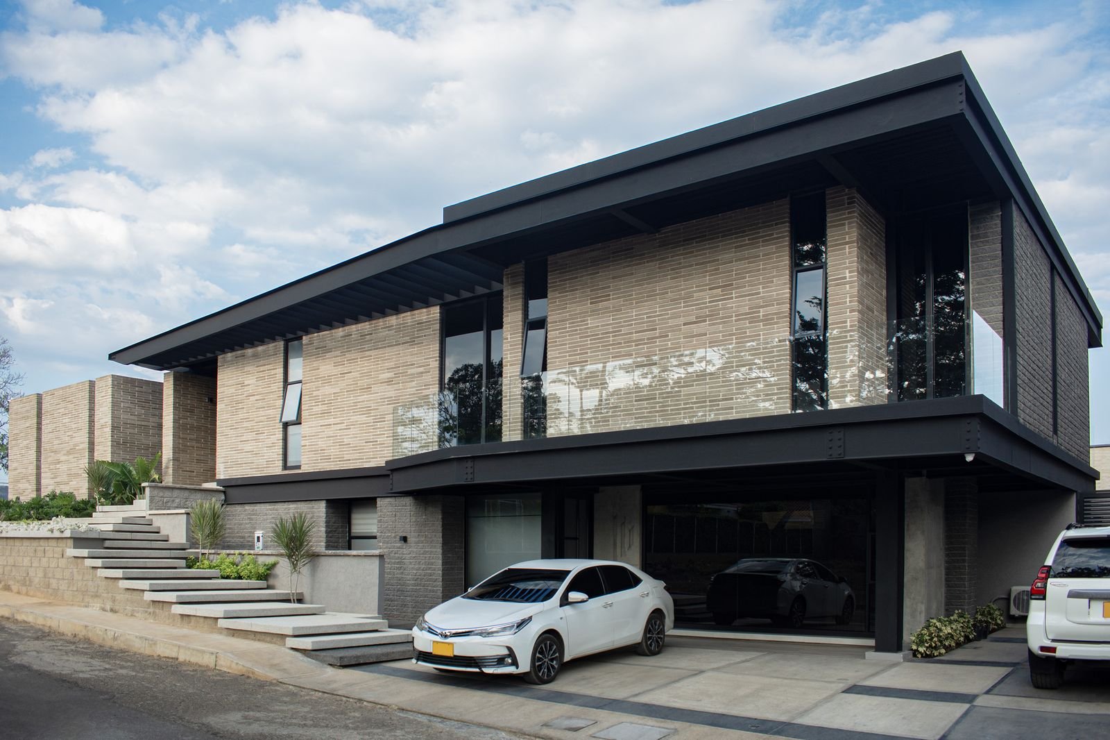 Proyecto Dual — fachada en ladrillo y acero, AMAD Architectural Design